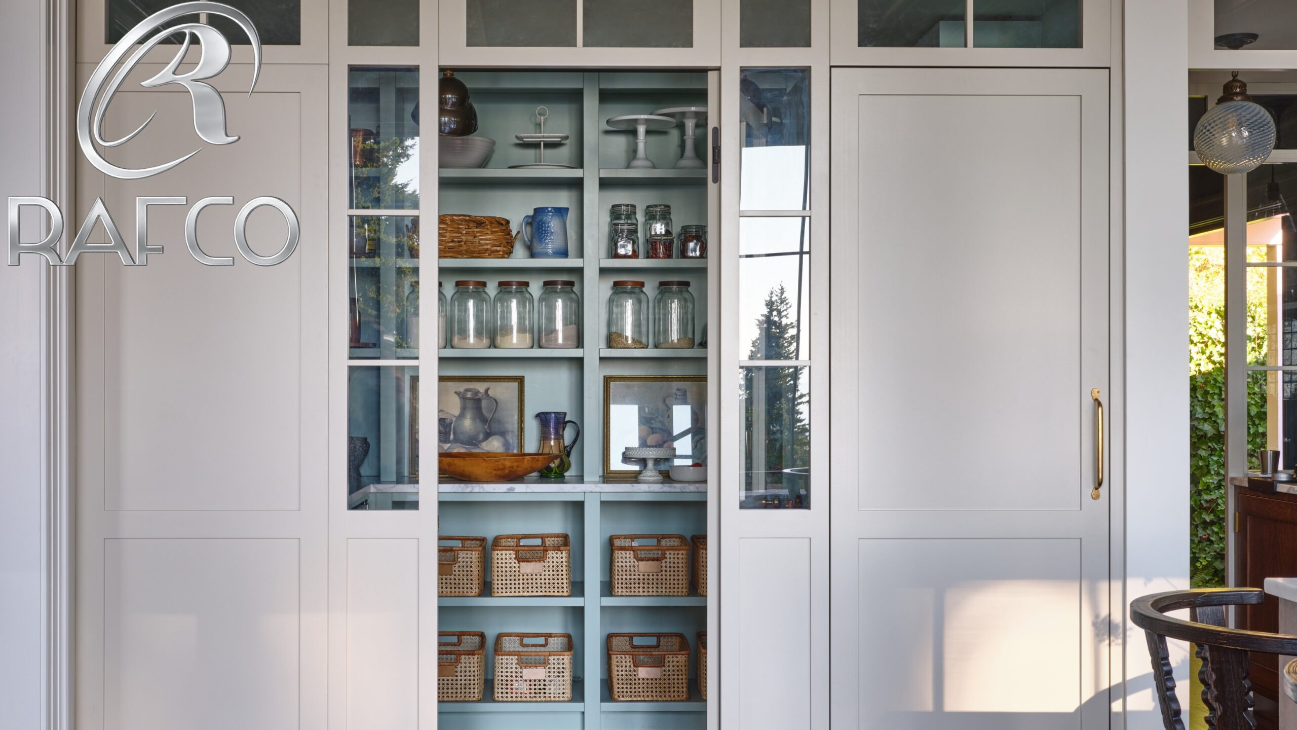کابینت برای نگهداری ظروف سنگین