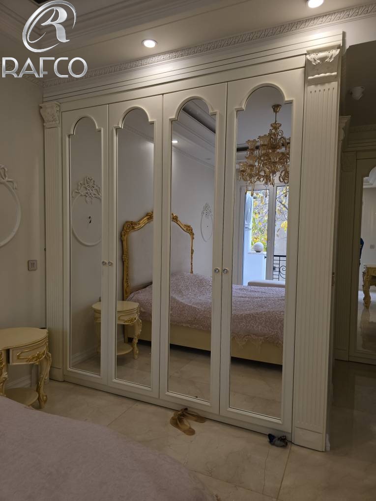 اجرای کمد دیواری کلاسیک با آینه