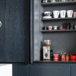 کابینت آشپزخانه در کافی‌شاپ